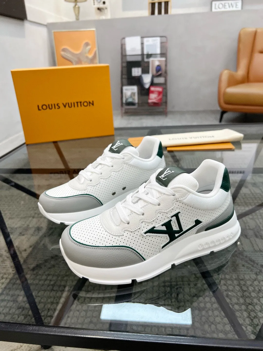 Factory price: 460💰Lv🔍Top purchasing agent🇮🇹 Road The most popular sports shoes for street men are available at the same counter. The uppers are imported cowhide fabrics from Italy, high-quality spliced colorful and complex handicrafts, imported comfortable mesh linings, soles: original soles specially provided by the original factory, T men's men's shoes 💰U foam exclusive movable molded soles are super comfortable, original factory and single goods, 🔍🔍high quality, you can enter and exit the counter at will, welcome to compare, code number 38-44, (45 customized)